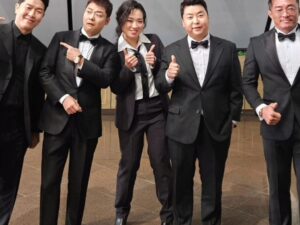Jung Ho-young Instagram - 2023년도 kbs연예대상 다녀왔습니다 
신인상 정지선셰프 아이콘상 추성훈형
예능인상 김숙누나 전현무 그리고 김병현 히밥
다들 너무너무 축하하고 고생많이하셨습니다 ^^
자고 일어나니 저는 제주도입니다 ㅋㅋ 

#카덴 #정호영셰프 #kbs연예대상 #사장님귀는당나귀귀