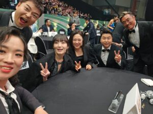 Jung Ho-young Instagram - 2023년도 kbs연예대상 다녀왔습니다 
신인상 정지선셰프 아이콘상 추성훈형
예능인상 김숙누나 전현무 그리고 김병현 히밥
다들 너무너무 축하하고 고생많이하셨습니다 ^^
자고 일어나니 저는 제주도입니다 ㅋㅋ 

#카덴 #정호영셰프 #kbs연예대상 #사장님귀는당나귀귀