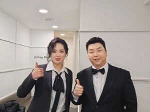 Jung Ho-young Instagram - 2023년도 kbs연예대상 다녀왔습니다 
신인상 정지선셰프 아이콘상 추성훈형
예능인상 김숙누나 전현무 그리고 김병현 히밥
다들 너무너무 축하하고 고생많이하셨습니다 ^^
자고 일어나니 저는 제주도입니다 ㅋㅋ 

#카덴 #정호영셰프 #kbs연예대상 #사장님귀는당나귀귀