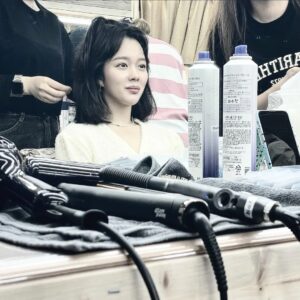 Jung Ji-so Instagram - KBS2커튼콜 

OST <우린> 에 참여해 오늘 6시에 노래가 나왔습니다아✌🏻아직은 부족한 노래실력이지만 예쁘게들어주시구 드라마도 꼭 본방사수하시라요🐥!

From.윤희,짭진숙