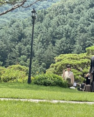 Jung Ji-so Instagram - KBS2커튼콜 

OST <우린> 에 참여해 오늘 6시에 노래가 나왔습니다아✌🏻아직은 부족한 노래실력이지만 예쁘게들어주시구 드라마도 꼭 본방사수하시라요🐥!

From.윤희,짭진숙