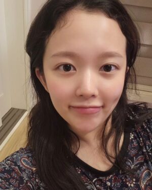 Jung Ji-so Instagram - 매년 여름 다시 스멀스멀 모습을들어내는 악성곱슬...
어찌하겠어 너두 내 머리인것을...🥦
#곱슬머리 #악성곱슬머리