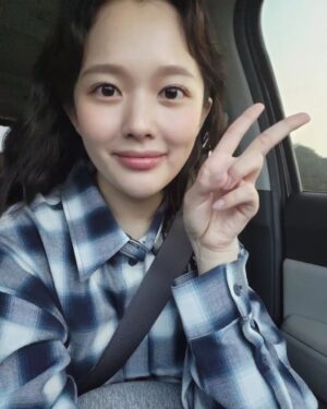 Jung Ji-so Instagram - 좋은밤을 보내구계신가요👋🏼👋🏼
어제 또 하루의 일상을 마치고 
아무런 생각없이 쉬고있던중에
첫11주년 축하글을 봤어요!
언제 시간이 이렇게나 지났는지..
멍하니 몇분가량을 글을 쳐다만봤어요🌾🌾
나도 잊고있던 데뷔 기념일을 어떻게 기억하고 있었는지 정말 늘 나를 생각해주는 소중한 이들이 있다는생각에 어젯밤은 외롭지않게 정말 포곤히잘잤어요🦭!
그래서 오늘하루도 힘차게 하루를 잘보냈답니다💪🏻
항상 고맙고 사랑해유..♡