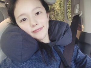 Jung Ji-so Instagram - 오늘같은 날씨 어땠어유~?
나는 쬐끔 더웠어유

🌻