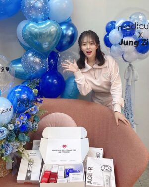 Jung Ji-so Instagram - 안녕 난 지소의 모공이야 
이제부터 내가 깨끗해져볼게 얍🧚‍♀️ 

난 지소의 여드름흔적이야 
나는 그럼 없어져볼게 얍🧚‍♂️

나는 탄력이야
나는 다시 나타볼게 얍🧚

#메디큐브
#엠버서더
@medicube_korea