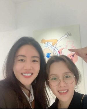 Jung Ji-so Instagram - 우슬혜언니와 하지원선배님의
첫 개인전에 다녀왔다🌼

따듯한 날씨에 어울리는 성수동 구경도하구  새로운경험과
많은 생각거리를 주는 그림들을 만나고왔다! 

그리고 전시장안에있는 폴라 랑 포포도 만났다!🤖 @polarpo_official
@hajiwon1023