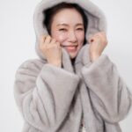 Jung Kyoung-mi Instagram - 이런 나 으때요?? 지난달에 소개해 드린 패션브랜드 기억하시죠? 이번 12월에도 과 초초초역대급 컬레버네이션이 성사! 이 촤르르~한 윤기 보이시나요? 목단 에코퍼 제품인데요. 입고 있으면 은은하게 고급스러워지는 느낌이라 기분이가 얼매나 좋은지 몰라요~ 사실 우리 연말에 약속은 없어도 셀레임은 있잖아요 :) 나 연말에 약속 하나 있음 ㅋㅋㅋㅋㅋㅋ 나를 위한 소소한 선물로 우리 같이 연말 분위기 내봐요~ 홈 파티룩부터 잔잔하게 기분 낼 수 있는 다양한 소품 아이템까지 목단 대표님을 조르고 졸라 특별한 혜택가로 준비했지요:) 12월 21일 오전 11시 30분 목단 네쇼라에서 또 만나요. @mokdan_official @mokdan_samcheong @mrs.150cm