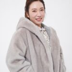 Jung Kyoung-mi Instagram - 이런 나 으때요?? 지난달에 소개해 드린 패션브랜드 기억하시죠? 이번 12월에도 과 초초초역대급 컬레버네이션이 성사! 이 촤르르~한 윤기 보이시나요? 목단 에코퍼 제품인데요. 입고 있으면 은은하게 고급스러워지는 느낌이라 기분이가 얼매나 좋은지 몰라요~ 사실 우리 연말에 약속은 없어도 셀레임은 있잖아요 :) 나 연말에 약속 하나 있음 ㅋㅋㅋㅋㅋㅋ 나를 위한 소소한 선물로 우리 같이 연말 분위기 내봐요~ 홈 파티룩부터 잔잔하게 기분 낼 수 있는 다양한 소품 아이템까지 목단 대표님을 조르고 졸라 특별한 혜택가로 준비했지요:) 12월 21일 오전 11시 30분 목단 네쇼라에서 또 만나요. @mokdan_official @mokdan_samcheong @mrs.150cm