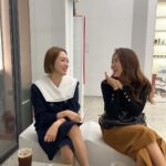 Jung Kyoung-mi Instagram - 언니들의 문화생활😊 서로의 옷차림 보고 빵터짐 ㅋㅋㅋ 츄리닝 입고 동네 카페 가거나 츄리닝 입고 캠핑장 가다가 이게 뭐냐~~~ 한 명은 춘천 공연 갔다오고 한 명은 프라이팬 팔고 오고 오랜만에 서울 나들이 즐거웠고 나 오늘은 잠 못자~~