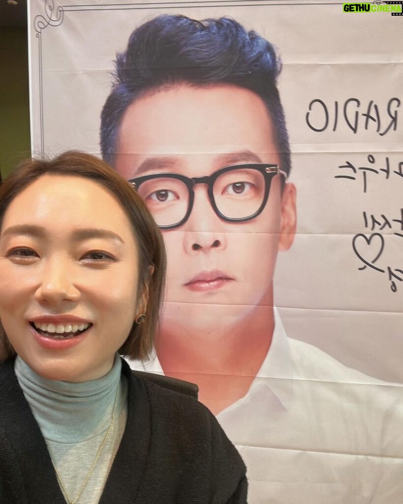 Jung Kyoung-mi Instagram - 두시만세 진행합니다❤️ 곧 2시 5분부터 준형오빠 브론즈마우스 특집!!!!!!!! 으악 떨린당~~~~~~~~~ 정경미 박영진의 두시만세❤️