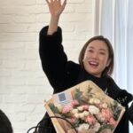 Jung Kyoung-mi Instagram - 점심으로 회 사주는 매니져 어때요?❤️ 오늘 오전에 라이브커머스💐 대표님의 깜짝 꽃선물. 감동이었잖아요! 살짝 눈시울이 촉촉해지는… 다음에 개인적으로 데이트 해요❤️ 오후에 두유제조기 롯데홈쇼핑 여러분 두유제조기 꼭 사세요!!! 완전 맛있는 두유 만들어집니다👍🏻 그리고!! 회 좋아한다는 얘기 듣고 점심으로 회 사주는 매니저 어때요? ㅋㅋㅋㅋㅋㅋ 사랑합니다❤️ 감사함으로 가득 찬 하루! 좋은 사람들과 즐겁게 일하기 성공🌈 근데…. 내일 많이 춥죠…? 저 야외 촬영이예요 ㅋㅋㅋㅋㅋㅋㅋㅋㅋㅋㅋㅋㅋㅋㅋ ㅋㅋㅋㅋㅋㅋㅋㅋㅋㅋㅋㅋㅋㅋㅋㅋㅋㅋㅋㅋㅋㅋㅋㅋ