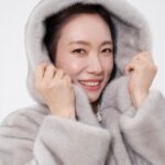 Jung Kyoung-mi Instagram - 이런 나 으때요?? 지난달에 소개해 드린 패션브랜드 기억하시죠? 이번 12월에도 과 초초초역대급 컬레버네이션이 성사! 이 촤르르~한 윤기 보이시나요? 목단 에코퍼 제품인데요. 입고 있으면 은은하게 고급스러워지는 느낌이라 기분이가 얼매나 좋은지 몰라요~ 사실 우리 연말에 약속은 없어도 셀레임은 있잖아요 :) 나 연말에 약속 하나 있음 ㅋㅋㅋㅋㅋㅋ 나를 위한 소소한 선물로 우리 같이 연말 분위기 내봐요~ 홈 파티룩부터 잔잔하게 기분 낼 수 있는 다양한 소품 아이템까지 목단 대표님을 조르고 졸라 특별한 혜택가로 준비했지요:) 12월 21일 오전 11시 30분 목단 네쇼라에서 또 만나요. @mokdan_official @mokdan_samcheong @mrs.150cm