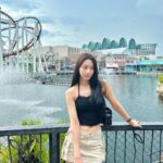 Jung Yu-ji Instagram – 쪄 죽을듯이 쨍쨍했다가
비가 미친듯이 쏟아지다가
맑았다가
천둥번개 치는
종잡을 수 없는 이곳 싱가폴의 날씨☺️