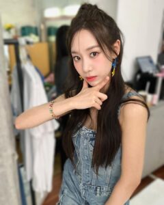 Jung Yu-ji Instagram - 우리 예쁜 겅듀들과 하는 빅파이브 콘서트 기대 많이 해주세요🩷🩵🩷🩵☺️