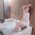 Jurina Matsui Instagram - 無事に26歳を迎えました🎂🎉 皆様からの温かいメッセージに日々勇気をいただいています💌 本当にありがとうございます✨ 11歳だった私も26歳です🫢 26(ふろ)の年♨️笑 ということで… 過去のお風呂写真を載せておきます🛁💕 今年は、大好きなお風呂やサウナでしっかり温まって体調を整えますね🧖🏻‍♀️❤️ また元気な姿で皆様のもとに戻りたいと思っていますので… その時は、どうか暖かく迎えてください🙏✨ まだまだお伝えしたいことは、 たくさんありますが… 長くなってしまうので、復帰した時にまた改めてどこかでお話させてください🥺 皆様も、無理せず楽しく健康にお過ごしくださいね〜🍀 離れていても大好きです💎🧡👠 I just turned 26 today!🎂 So happy because of your message💌 I will have an amazing year🎉 Thank you all. Love❤️ #写真どっちが好き ？ #お誕生日 #26歳 #お風呂 #入浴剤マニア #入浴剤 #入浴 #newyork #サウナ #サウナ女子 #サ活 #3月 #8日 #国際女性デー #ミモザ #ミモザの日 #みつばちの日 #hbd #birthday #おめでとう #ありがとう #大好き #thankyou #謝謝 #감사합니다 #ขอบคุณนะ #terimakasih #🎂 #♨️ #🐝