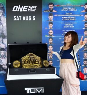 Jurina Matsui Instagram - ロッタン選手のジムにお邪魔しました🥊
熱望される武尊選手との試合が実現したら必ず生観戦したいです😊‼️

アイアンマンと呼ばれる強くて迫力のあるロッタン選手はとっても優しくてギャップがありました😳

またジムに遊びに来てねと声をかけてくださって次は一緒に練習する約束も⁉️🥊✨

入場のダンスも好きですとお伝えして一緒に踊っていただきました♫tiktokもアップしますね🫶🏻

Visiting ONE Flyweight Muay Thai World Champion Rodtang’s gym ☺️🥊
I would definitely looking forward to watch the fight with Takeru if it’s happen‼️
Also,he danced with me, so I'll post our dance on TikTok soon☺️♫

ฉันไปยิมรถถังมาคะ❣️
ดีใจที่ได้คุยและได้เต้นด้วยกันคะ🙏
ขอบคุณมากๆเลยนะคะ💃
เดี๋ยวจะล่งtik tok ด้วยนะคะ😊

9.22に開催されるONEフライ級ムエタイ世界タイトル防衛戦も楽しみ👑‼️
日本からABEMAで観戦します❣️
ちなみに私はロッタン選手と同い年26歳😊

#onechampionship 
#WeAreONE 
#格闘技
#ムエタイ
#มวยไทย 
#muaythai 
#キックボクシング
#kickboxing 
#mma 
#ONEFridayFights34
#onefridayfights31 
#abema 
#thailand