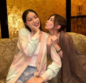 Jurina Matsui Instagram - สุขสันต์วันเกิดคะ🎂✨
ดีใจที่ได้เจอกันที่ประเทศไทย🫶🏻
คิดถึงประเทศไทยคะ🥺❤️

I met my friends in thailand❣️
I love you both😍

タイに行ったときに
大好きなお友達に会えました❤️
兄妹でご活躍されていてとっても優しいお二人😍
名古屋のお土産喜んでくれて嬉しかった❣️
実は…お兄ちゃんのMekさんは昔から珠理奈推しでいてくれたみたい🤭✨

ขอบคุณ ค่ะ🙏❤️

#thai 
#bankok 
#タイ
#バンコク
#aichi 
#nagoya 
#japan 
#愛知
#名古屋
#小倉サンド 
#どらやき 
#ขอบคุณ 
#รัก 
#ชอบ 
#อร่อย 
#love 
#friends 
#hbd