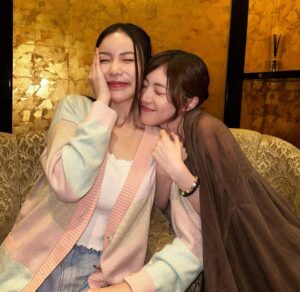 Jurina Matsui Instagram - สุขสันต์วันเกิดคะ🎂✨
ดีใจที่ได้เจอกันที่ประเทศไทย🫶🏻
คิดถึงประเทศไทยคะ🥺❤️

I met my friends in thailand❣️
I love you both😍

タイに行ったときに
大好きなお友達に会えました❤️
兄妹でご活躍されていてとっても優しいお二人😍
名古屋のお土産喜んでくれて嬉しかった❣️
実は…お兄ちゃんのMekさんは昔から珠理奈推しでいてくれたみたい🤭✨

ขอบคุณ ค่ะ🙏❤️

#thai 
#bankok 
#タイ
#バンコク
#aichi 
#nagoya 
#japan 
#愛知
#名古屋
#小倉サンド 
#どらやき 
#ขอบคุณ 
#รัก 
#ชอบ 
#อร่อย 
#love 
#friends 
#hbd