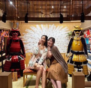 Jurina Matsui Instagram - สุขสันต์วันเกิดคะ🎂✨
ดีใจที่ได้เจอกันที่ประเทศไทย🫶🏻
คิดถึงประเทศไทยคะ🥺❤️

I met my friends in thailand❣️
I love you both😍

タイに行ったときに
大好きなお友達に会えました❤️
兄妹でご活躍されていてとっても優しいお二人😍
名古屋のお土産喜んでくれて嬉しかった❣️
実は…お兄ちゃんのMekさんは昔から珠理奈推しでいてくれたみたい🤭✨

ขอบคุณ ค่ะ🙏❤️

#thai 
#bankok 
#タイ
#バンコク
#aichi 
#nagoya 
#japan 
#愛知
#名古屋
#小倉サンド 
#どらやき 
#ขอบคุณ 
#รัก 
#ชอบ 
#อร่อย 
#love 
#friends 
#hbd
