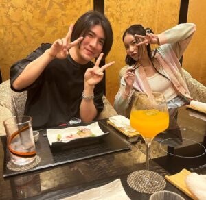Jurina Matsui Instagram - สุขสันต์วันเกิดคะ🎂✨
ดีใจที่ได้เจอกันที่ประเทศไทย🫶🏻
คิดถึงประเทศไทยคะ🥺❤️

I met my friends in thailand❣️
I love you both😍

タイに行ったときに
大好きなお友達に会えました❤️
兄妹でご活躍されていてとっても優しいお二人😍
名古屋のお土産喜んでくれて嬉しかった❣️
実は…お兄ちゃんのMekさんは昔から珠理奈推しでいてくれたみたい🤭✨

ขอบคุณ ค่ะ🙏❤️

#thai 
#bankok 
#タイ
#バンコク
#aichi 
#nagoya 
#japan 
#愛知
#名古屋
#小倉サンド 
#どらやき 
#ขอบคุณ 
#รัก 
#ชอบ 
#อร่อย 
#love 
#friends 
#hbd
