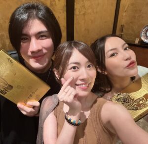 Jurina Matsui Instagram - สุขสันต์วันเกิดคะ🎂✨
ดีใจที่ได้เจอกันที่ประเทศไทย🫶🏻
คิดถึงประเทศไทยคะ🥺❤️

I met my friends in thailand❣️
I love you both😍

タイに行ったときに
大好きなお友達に会えました❤️
兄妹でご活躍されていてとっても優しいお二人😍
名古屋のお土産喜んでくれて嬉しかった❣️
実は…お兄ちゃんのMekさんは昔から珠理奈推しでいてくれたみたい🤭✨

ขอบคุณ ค่ะ🙏❤️

#thai 
#bankok 
#タイ
#バンコク
#aichi 
#nagoya 
#japan 
#愛知
#名古屋
#小倉サンド 
#どらやき 
#ขอบคุณ 
#รัก 
#ชอบ 
#อร่อย 
#love 
#friends 
#hbd