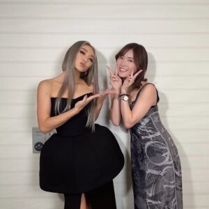 Jurina Matsui Instagram - 小学生の頃から大好きで憧れだった倖田來未さんのライブにお邪魔しました😍

私は、15年前の7月30日にSKE48のオーディションで來未さんの「anytime」を歌わせていただきました🎤✨

今回、7月30日に來未さんのツアーファイナルのライブが開催されるということで運命を感じてしまいました❣️

もう本当にかっこよくて😭
けどかっこいいだけじゃなくて…一言では表現できないので長くなってしまうのですが、お付き合いください🥹

一つの映画を観ているような、
いろんな感情が溢れてくれる素敵なライブでした✨

「100のコドク達へ」を聞いた時、涙が溢れて止まらなかったです。

強い人でも、幸せな人でも、
きっと誰しも心の中に孤独を感じているんじゃないかなって私は思います。

孤独でも辛くても強がらなきゃいけない時はあるし…

自分は一人なんじゃないかって思ってしまう時だってあります。

自分の気持ちをわかってくれる人がいたら…

自分の弱さを見せても受け入れてくれて、寄り添ってくれる人がいたらって…

私自身、誰かに頼ったり助けを求めることが苦手な性格なので一人で頑張らなきゃって
もがいちゃうことが多いんですが…🥹

この歌を聴いて、歌が寄り添ってくれているなぁと感じました✨

きっとこの歌に救われる人は、
たくさんいるんじゃないかなって思います🥹

改めて歌の力って本当にすごいなぁと感じました✨

私も誰かの心に寄り添えるような、歌の力を感じてもらえるようなそんなアーティストになりたいなってライブを観て初心にかえりました☺️

実は、來未さんとプロレス会場でお会いしたことがあって
その時に初めてしっかりお話しさせていただいたのですが…
とっても優しくて🥹

息子さんと旦那さんと会場に来られていて、その姿も本当に素敵でした✨

アーティストとしての倖田來未さんも、ママとしての來未さんもどちらも私の憧れです☺️✨

今も昔も変わらず、夢や希望を与えてくださる倖田來未さんに本当に感謝しています✨

パワーをたくさんいただきました〜‼️

ずーっと大好きです😍

私も、またステージで歌を歌うことができますように🌠

#倖田來未 さん
#live 
#コンサート 
#歌 
#song