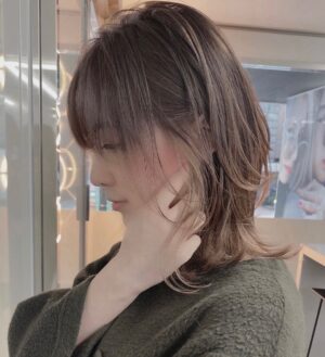 Jurina Matsui Instagram - 新しい髪色🥰✨
グラデーションにミルクグレーのイヤリングカラーを入れました🧋💕

#haircolor
#hairstyle 
#ヘアカラー 
#ヘアスタイル 
#グラデーションカラー 
#イヤリングカラー
