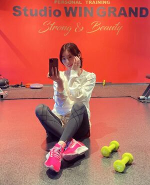 Jurina Matsui Instagram - 2022年に向けて去年からトレーニングをしてたのです🥰
明日の衣装お楽しみに〜💋💕

@studiowin 
@hitomiwin 
@bbj.aesthetic.nagoya 
#トレーニング 
#パーソナルトレーニング 
#女性らしい身体作り 
#身体作り 
#運動 
#training 
#bodymake 
#bodyaesthetic 
#2022
#nike 
#shoes