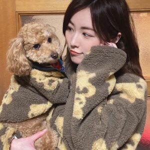 Jurina Matsui Instagram - 初めてのペアルック🥰✨
ラブラブカップルなのだ🐶💕

#もこもこ 
#ふわふわ
#ペアルック 
#カップル 
#コーデ 
#愛犬 
#ラブラブ 
#トイプー 
#癒し 
#ありがとう
#love 
#toypoodle 
#ootd 
#🐻 
@candydoggtokyo