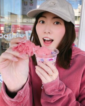 Jurina Matsui Instagram - Merry Christmas🎄💝

#彼女とクリスマスデートなうに使っていいよ 😋笑っ

お洋服と同じ色のアイスを選んだの〜🍨💕

#クリスマス 
#クリスマスプレゼント 
#素敵なお知らせ
#あるかも 
#アイス
#あーん 
#31アイスクリーム 
#シナモン
#かわいい 
#彼女とデートなうに使っていいよ 
#デート 
#メリクリ 
#christmas 
#date 
#love 
#icecream 
#🎄
#🎅 
#🍨 
#☃️ 
#❄️