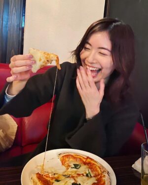 Jurina Matsui Instagram - 自然な笑顔が一番☺️💕
ファンクラブでリクエストがあった
 #あざとかわいい 写真難しかった笑💦

ファンクラブJURINA Family↓
https://t.co/zCVI64NDvx

#ヒートテック 
#見えてる 
#チーズ 
#伸びすぎ 
#ブレてる
#笑 
#ツッコミどころ満載 
#自然 
#笑顔 
#ピザ 
#チーズ 
#美味しい 
#natural 
#smile 
#pizza 
#cheese 
#yummy 
#delicious 
#photooftheday 
#😊 
#😂 
#🍕
