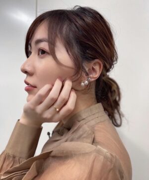 Jurina Matsui Instagram - 衣装もアクセも可愛かった🥰
パール好き💍✨
みんはどんなお洋服が好き〜？💕

#アクセサリー 
#accessory 
#パール
#pearl 
#アースカラー 
#レザー 
#leather 
#スカート
#ブラウス
#lanvinenbleu #ランバンオンブルー 
#skirt 
#シースルー 
#イヤリング 
#earrings 
#リング 
#ring 
#ブーツ 
#ポニーテール 
#巻き髪 
#横顔 
#ootd 
#💍 
#👢 
#👗