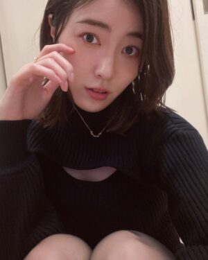 Jurina Matsui Instagram - ニットの季節🍁💕
ストッキングすぐ破れちゃう🙈💦
あるあるですか？🥺

#rady 
#ワンピース 
#ワンピ 
#ニット 
#ニットワンピース 
#ootd 
#私服 
#photooftheday 
#秋コーデ 
#秋服 
#秋冬 
#autumn 
#👗 
#🍁 
#☃️
