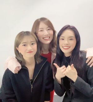 Jurina Matsui Instagram - ในที่สุดฉันก็ได้เจอเฌอปรางและมิโอริอีกครั้งคะ☺️💜

เฌอปราง จบการศึกษาจากBNK48 แล้วอาจจะเหงานิดนึง แต่จะเป็นกำลังใจต่อไปนะคะ🥹🙏✨

BNKのチャープランちゃんとみおりちゃんにも会えました💜
チャープランちゃんはもうすぐ卒業なので、寂しいのですが最後まで応援してます🥹✨
また会いたいな〜🌠
ダンス動画も一緒に撮ったからTikTokやリールもお楽しみに❣️

#bnk48 
#cherprangbnk48 
#เฌอปรางbnk48 
#大久保美織 ちゃん
#รัก 
#大好き 
#タイ 
#thai 
#🇹🇭 
#バンコク 
#bankok