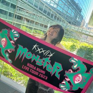 Jurina Matsui Instagram - 小学生の頃から大好きで憧れだった倖田來未さんのライブにお邪魔しました😍

私は、15年前の7月30日にSKE48のオーディションで來未さんの「anytime」を歌わせていただきました🎤✨

今回、7月30日に來未さんのツアーファイナルのライブが開催されるということで運命を感じてしまいました❣️

もう本当にかっこよくて😭
けどかっこいいだけじゃなくて…一言では表現できないので長くなってしまうのですが、お付き合いください🥹

一つの映画を観ているような、
いろんな感情が溢れてくれる素敵なライブでした✨

「100のコドク達へ」を聞いた時、涙が溢れて止まらなかったです。

強い人でも、幸せな人でも、
きっと誰しも心の中に孤独を感じているんじゃないかなって私は思います。

孤独でも辛くても強がらなきゃいけない時はあるし…

自分は一人なんじゃないかって思ってしまう時だってあります。

自分の気持ちをわかってくれる人がいたら…

自分の弱さを見せても受け入れてくれて、寄り添ってくれる人がいたらって…

私自身、誰かに頼ったり助けを求めることが苦手な性格なので一人で頑張らなきゃって
もがいちゃうことが多いんですが…🥹

この歌を聴いて、歌が寄り添ってくれているなぁと感じました✨

きっとこの歌に救われる人は、
たくさんいるんじゃないかなって思います🥹

改めて歌の力って本当にすごいなぁと感じました✨

私も誰かの心に寄り添えるような、歌の力を感じてもらえるようなそんなアーティストになりたいなってライブを観て初心にかえりました☺️

実は、來未さんとプロレス会場でお会いしたことがあって
その時に初めてしっかりお話しさせていただいたのですが…
とっても優しくて🥹

息子さんと旦那さんと会場に来られていて、その姿も本当に素敵でした✨

アーティストとしての倖田來未さんも、ママとしての來未さんもどちらも私の憧れです☺️✨

今も昔も変わらず、夢や希望を与えてくださる倖田來未さんに本当に感謝しています✨

パワーをたくさんいただきました〜‼️

ずーっと大好きです😍

私も、またステージで歌を歌うことができますように🌠

#倖田來未 さん
#live 
#コンサート 
#歌 
#song