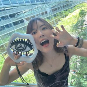 Jurina Matsui Instagram - 小学生の頃から大好きで憧れだった倖田來未さんのライブにお邪魔しました😍

私は、15年前の7月30日にSKE48のオーディションで來未さんの「anytime」を歌わせていただきました🎤✨

今回、7月30日に來未さんのツアーファイナルのライブが開催されるということで運命を感じてしまいました❣️

もう本当にかっこよくて😭
けどかっこいいだけじゃなくて…一言では表現できないので長くなってしまうのですが、お付き合いください🥹

一つの映画を観ているような、
いろんな感情が溢れてくれる素敵なライブでした✨

「100のコドク達へ」を聞いた時、涙が溢れて止まらなかったです。

強い人でも、幸せな人でも、
きっと誰しも心の中に孤独を感じているんじゃないかなって私は思います。

孤独でも辛くても強がらなきゃいけない時はあるし…

自分は一人なんじゃないかって思ってしまう時だってあります。

自分の気持ちをわかってくれる人がいたら…

自分の弱さを見せても受け入れてくれて、寄り添ってくれる人がいたらって…

私自身、誰かに頼ったり助けを求めることが苦手な性格なので一人で頑張らなきゃって
もがいちゃうことが多いんですが…🥹

この歌を聴いて、歌が寄り添ってくれているなぁと感じました✨

きっとこの歌に救われる人は、
たくさんいるんじゃないかなって思います🥹

改めて歌の力って本当にすごいなぁと感じました✨

私も誰かの心に寄り添えるような、歌の力を感じてもらえるようなそんなアーティストになりたいなってライブを観て初心にかえりました☺️

実は、來未さんとプロレス会場でお会いしたことがあって
その時に初めてしっかりお話しさせていただいたのですが…
とっても優しくて🥹

息子さんと旦那さんと会場に来られていて、その姿も本当に素敵でした✨

アーティストとしての倖田來未さんも、ママとしての來未さんもどちらも私の憧れです☺️✨

今も昔も変わらず、夢や希望を与えてくださる倖田來未さんに本当に感謝しています✨

パワーをたくさんいただきました〜‼️

ずーっと大好きです😍

私も、またステージで歌を歌うことができますように🌠

#倖田來未 さん
#live 
#コンサート 
#歌 
#song