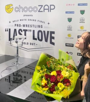 Jurina Matsui Instagram - 皆様お久しぶりです！

長い間お休みをいただきすみません。

今日は尊敬する武藤敬司さんの引退試合でした。

たくさんお世話になったので
感謝の気持ちと花束をお渡しに駆けつけました。

小6からお仕事を始め
突き進んできた私には趣味がありませんでした。

そんな私の世界を変えてくれたのがプロレスです。

辛い時にプロレスを観ると本当に頑張れます。

今日もパワーをいただきました。

このパワーを原動力に復帰に向けて準備いたします。

もう少しお時間をください。

必ず皆様に１番にお知らせします。

待っていて下さっている皆様
本当にありがとうございます！

これからも変わらず応援よろしくお願いします！

松井珠理奈

Hi everyone!
I’ve been resting well and feeling much better now!
Please take care of yourself too!
Thank you for your support!

JURINA

#久しぶりの投稿 
#ありがとう 
#ごめんね 
#久しぶり 
#あたたかく見守ってください 
#みんな大好き 
#松井珠理奈
#jurina 
#感謝 
#プロレス 
#プロレスラブ 
#良い写真撮れました 
#2222
#笑顔 
#😊
