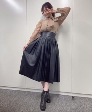 Jurina Matsui Instagram - 衣装もアクセも可愛かった🥰
パール好き💍✨
みんはどんなお洋服が好き〜？💕

#アクセサリー 
#accessory 
#パール
#pearl 
#アースカラー 
#レザー 
#leather 
#スカート
#ブラウス
#lanvinenbleu #ランバンオンブルー 
#skirt 
#シースルー 
#イヤリング 
#earrings 
#リング 
#ring 
#ブーツ 
#ポニーテール 
#巻き髪 
#横顔 
#ootd 
#💍 
#👢 
#👗