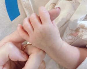 Jurina Matsui Instagram - 安奈ママと安姫ちゃんに会えました👶🏻🍼
うさぎさんグッズ使ってくれたら嬉しいなぁ🐰💕
いつかママ友に🥰

#久しぶり 
#変わらない 
#嬉しい 
#赤ちゃん 
#baby 
#同い年 
#ママ 
#出産祝い 
#うさぎ 
#よだれかけ 
#おもちゃ 
#癒し 
#👶🏻 
#🍼 
#🐰