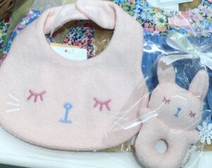 Jurina Matsui Instagram - 安奈ママと安姫ちゃんに会えました👶🏻🍼
うさぎさんグッズ使ってくれたら嬉しいなぁ🐰💕
いつかママ友に🥰

#久しぶり 
#変わらない 
#嬉しい 
#赤ちゃん 
#baby 
#同い年 
#ママ 
#出産祝い 
#うさぎ 
#よだれかけ 
#おもちゃ 
#癒し 
#👶🏻 
#🍼 
#🐰