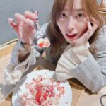 Jurina Matsui Instagram - お風呂上がりのアイス🍨🍓 ポッキーじゃなくてパスタが乗ってる⁉️ これ何かわかる方教えてくださ〜い😉🙏✨ #ポッキーの日 #ポッキープリッツの日 #神馬の湯 #三重 #お風呂 #温泉 #日帰り温泉 #スーパー銭湯 #銭湯 #サウナ #サウナイキタイ #サウナ女子 #サ活 #サ飯 #パスタ #いちごスイーツ #アイス #sauna #icecream #strawberry 日帰り温泉施設「神馬の湯」