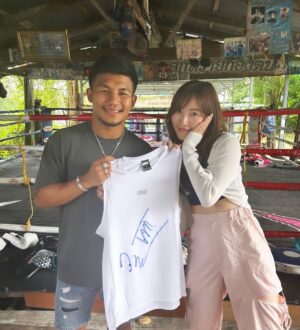 Jurina Matsui Instagram - ロッタン選手のジムにお邪魔しました🥊
熱望される武尊選手との試合が実現したら必ず生観戦したいです😊‼️

アイアンマンと呼ばれる強くて迫力のあるロッタン選手はとっても優しくてギャップがありました😳

またジムに遊びに来てねと声をかけてくださって次は一緒に練習する約束も⁉️🥊✨

入場のダンスも好きですとお伝えして一緒に踊っていただきました♫tiktokもアップしますね🫶🏻

Visiting ONE Flyweight Muay Thai World Champion Rodtang’s gym ☺️🥊
I would definitely looking forward to watch the fight with Takeru if it’s happen‼️
Also,he danced with me, so I'll post our dance on TikTok soon☺️♫

ฉันไปยิมรถถังมาคะ❣️
ดีใจที่ได้คุยและได้เต้นด้วยกันคะ🙏
ขอบคุณมากๆเลยนะคะ💃
เดี๋ยวจะล่งtik tok ด้วยนะคะ😊

9.22に開催されるONEフライ級ムエタイ世界タイトル防衛戦も楽しみ👑‼️
日本からABEMAで観戦します❣️
ちなみに私はロッタン選手と同い年26歳😊

#onechampionship 
#WeAreONE 
#格闘技
#ムエタイ
#มวยไทย 
#muaythai 
#キックボクシング
#kickboxing 
#mma 
#ONEFridayFights34
#onefridayfights31 
#abema 
#thailand