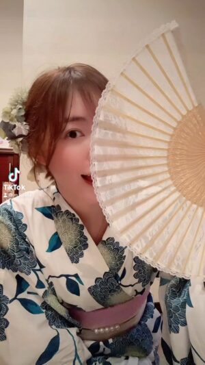 Jurina Matsui Instagram - 今日はお家で夏を感じてね👘💚わやわやわって名古屋弁に聞こえる😂tiktokに違うバージョンあるよ❣️
#名古屋弁 #わやわやわー #セパレート浴衣 #浴衣 #浴衣女子 #ダンス #dance #和服 #夏