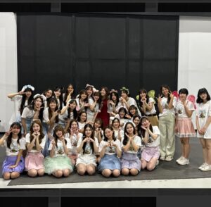 Jurina Matsui Instagram - ยินดีสำหรับคอนเสิร์ตครั้งแรกของCGM48นะคะ💙
ดีใจที่ได้เจอทุกคนคะ🥰
เดี๋ยวกลับมาที่เมืองไทยอีกนะคะ❤️

CGM48の初めての単独コンサートにサプライズで応援に行ってきました❣️本当に感動した〜😭
いずりな呼んでくれてありがとう🙏✨

シターちゃんがMCでファンの皆さんに
「珠理奈さんがいなかったらCGM48に入っていなかったので、自分のことを好きな人は珠理奈さんも好きになってください🥹」って話してくれました😭

私はもう卒業したけど、海外でもこうやって48グループが頑張っていることをもっともっと日本の皆さんにも知ってほしいです❣️

また現地に応援にいくぞ〜😊
世界の仲間たちに会いに行くのが私の夢です✈️❤️

#cgm48