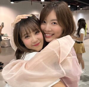 Jurina Matsui Instagram - ยินดีสำหรับคอนเสิร์ตครั้งแรกของCGM48นะคะ💙
ดีใจที่ได้เจอทุกคนคะ🥰
เดี๋ยวกลับมาที่เมืองไทยอีกนะคะ❤️

CGM48の初めての単独コンサートにサプライズで応援に行ってきました❣️本当に感動した〜😭
いずりな呼んでくれてありがとう🙏✨

シターちゃんがMCでファンの皆さんに
「珠理奈さんがいなかったらCGM48に入っていなかったので、自分のことを好きな人は珠理奈さんも好きになってください🥹」って話してくれました😭

私はもう卒業したけど、海外でもこうやって48グループが頑張っていることをもっともっと日本の皆さんにも知ってほしいです❣️

また現地に応援にいくぞ〜😊
世界の仲間たちに会いに行くのが私の夢です✈️❤️

#cgm48