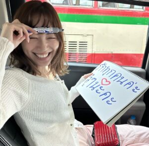 Jurina Matsui Instagram - ยินดีสำหรับคอนเสิร์ตครั้งแรกของCGM48นะคะ💙
ดีใจที่ได้เจอทุกคนคะ🥰
เดี๋ยวกลับมาที่เมืองไทยอีกนะคะ❤️

CGM48の初めての単独コンサートにサプライズで応援に行ってきました❣️本当に感動した〜😭
いずりな呼んでくれてありがとう🙏✨

シターちゃんがMCでファンの皆さんに
「珠理奈さんがいなかったらCGM48に入っていなかったので、自分のことを好きな人は珠理奈さんも好きになってください🥹」って話してくれました😭

私はもう卒業したけど、海外でもこうやって48グループが頑張っていることをもっともっと日本の皆さんにも知ってほしいです❣️

また現地に応援にいくぞ〜😊
世界の仲間たちに会いに行くのが私の夢です✈️❤️

#cgm48