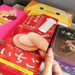 Jurina Matsui Instagram - 先日 #ももクロ一座 特別公演千秋楽にお邪魔しました🫶🏻🫶🏻🫶🏻 久しぶりにみんなに会えて本当に幸せでした💓❤💛️💜 みんなのキラキラ笑顔を見たら嬉しくて懐かしくて泣いちゃいましたよ〜😭😭😭 今日は、想いが溢れてちょっと長くなりそうなのですがお付き合いくださいね☺️🙏笑 今回の作品を見て、私も自分の好きなことや夢に向かって素直に生きていきたいと心から思いました☺️✨ そして、2部のライブでは本当にたくさんの元気をもらいました🎤✨ メンバー1人1人の持つパワーはもちろん‼️ モノノフの皆様の一体感と愛のある声援を肌で感じて胸が熱くなりました❤️‍🔥 実は…隣にいらっしゃったモノノフさんが 「よかったらサイリウム使ってください☺️」とライブ前に貸してくださったり、入り口にいらっしゃったモノノフさんが私の写真を撮ってくださったりと本当に温かい方ばかりで皆様のおかげでより楽しむことができました‼️ 「ファンは推しに似る」とよく言いますが… 本当にその通りでメンバーもモノノフさんもとっても優しくてもっともっと大好きになりました😍😍😍 本当にありがとうございました‼️ これからもよろしくお願いしま〜す🫶🏻🫶🏻🫶🏻 そして今日は、ももクロ歌合戦の出演者の方々が発表され とっても楽しみになりました🎤✨ またみんなと一緒に歌える日きたら幸せだなぁ〜☺️❤️ 私もこれからステージに立って歌って🎤✨ たくさんの方にパワーをお届けできるよう頑張りま〜す‼️ まだまだお話ししたいことたくさんあるけど今日はこのへんで〜😂👋 以上‼️大好きなみんなと名古屋で見つけたメンバーカラーの可愛いお菓子のお写真でした💓❤️💛💜 #推し活 #ももクロ #モノノフ #大好き #ありがとう #ももクロ一座 #ももクロ歌合戦
