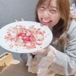 Jurina Matsui Instagram - お風呂上がりのアイス🍨🍓 ポッキーじゃなくてパスタが乗ってる⁉️ これ何かわかる方教えてくださ〜い😉🙏✨ #ポッキーの日 #ポッキープリッツの日 #神馬の湯 #三重 #お風呂 #温泉 #日帰り温泉 #スーパー銭湯 #銭湯 #サウナ #サウナイキタイ #サウナ女子 #サ活 #サ飯 #パスタ #いちごスイーツ #アイス #sauna #icecream #strawberry 日帰り温泉施設「神馬の湯」