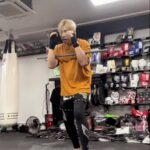 Justin Cheung Instagram - Day 2 咁耐冇操乳酸成身痛預咗，時間係有嘅，慢慢嚟。 今次要將之前學嘅西洋拳概念轉為泰拳，最重要亦都係最要改善嘅就係下盤功夫，一切都要由基本功重新學起，同自己講係可以呀～～～🫶 Thx coach @jason_583 ,sponsored by @wdt_fightgear #一步一步來 #以前都做過 #係可以呀 WhiteDragon Club