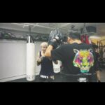 Justin Cheung Instagram - 有好幾年冇打拳，今次當然又係為咗角色再次執起拳套，而項目就係：泰拳。 今日只係第一日，要喚醒返啲肌肉動作記憶，訓練番啲基本功執下 姿勢，唔理咁多，操咗先講。 多謝教練 @jason_583 ，sponsored by @wdt_fightgear 🫶 #應承咗就要做 #都做咗咁多次啦得嘅 #day1 WhiteDragon Club